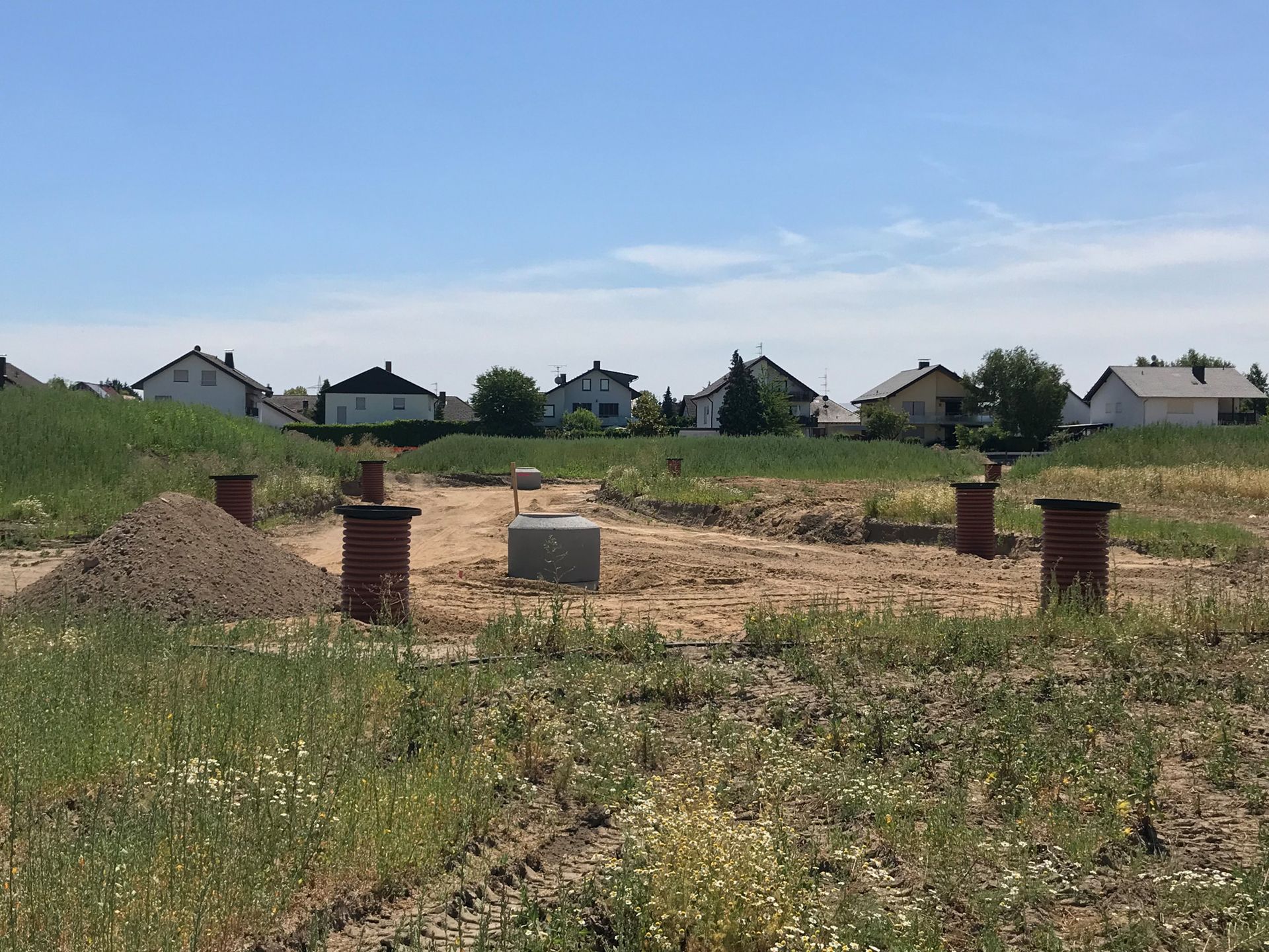Ein Feld mit mehreren Rohren die im Erdboden vergraben sind